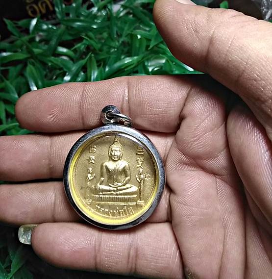 เหรียญกลมหลวงพ่อโต เฮง เฮง เฮงชุบทอง วัดพนัญเชิงวริหาร จ.อยุธยาหลัง12ราศีเลี่ยมพร้อมบูชา