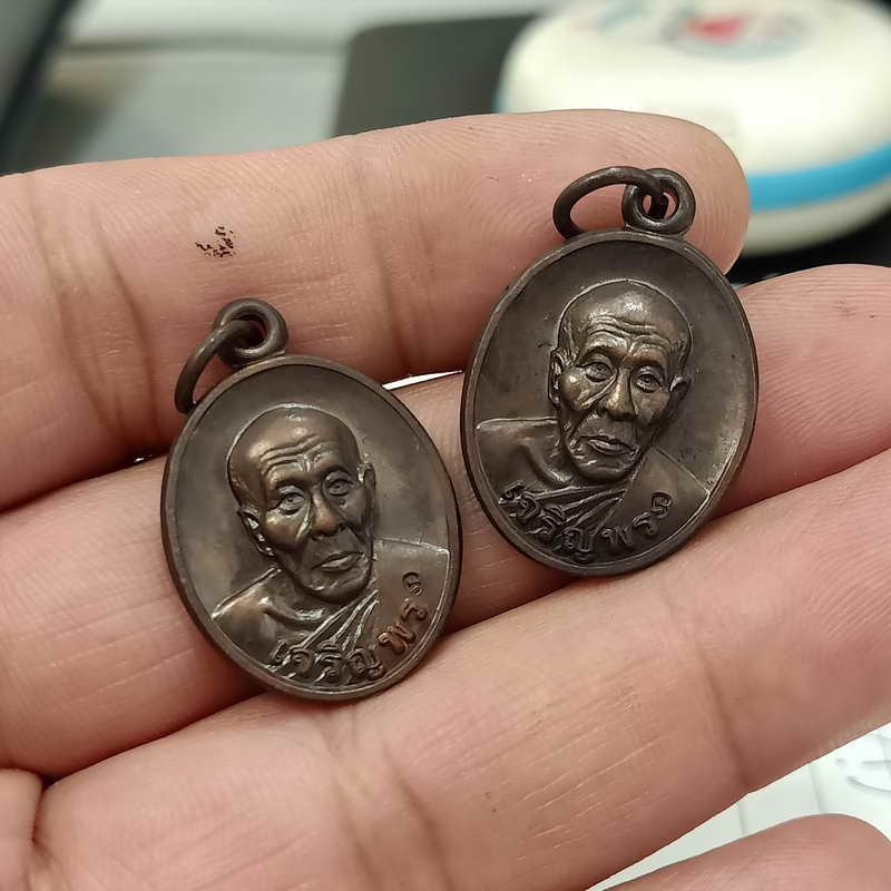 D858 เหรียญเม็ดแตง หลวงปู่คำบุ วัดกุดชมภู จ.อุบลราชธานี ปี 2553 เนื้อทองแดง 2 เหรียญ A2