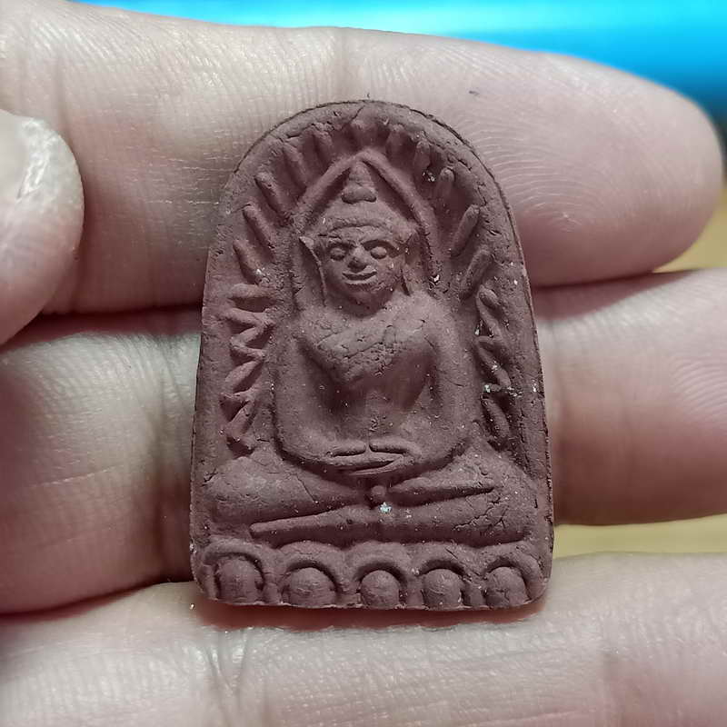 D868 พระผงนั่งซุ้ม เนื้อผง ไม่ทราบที่