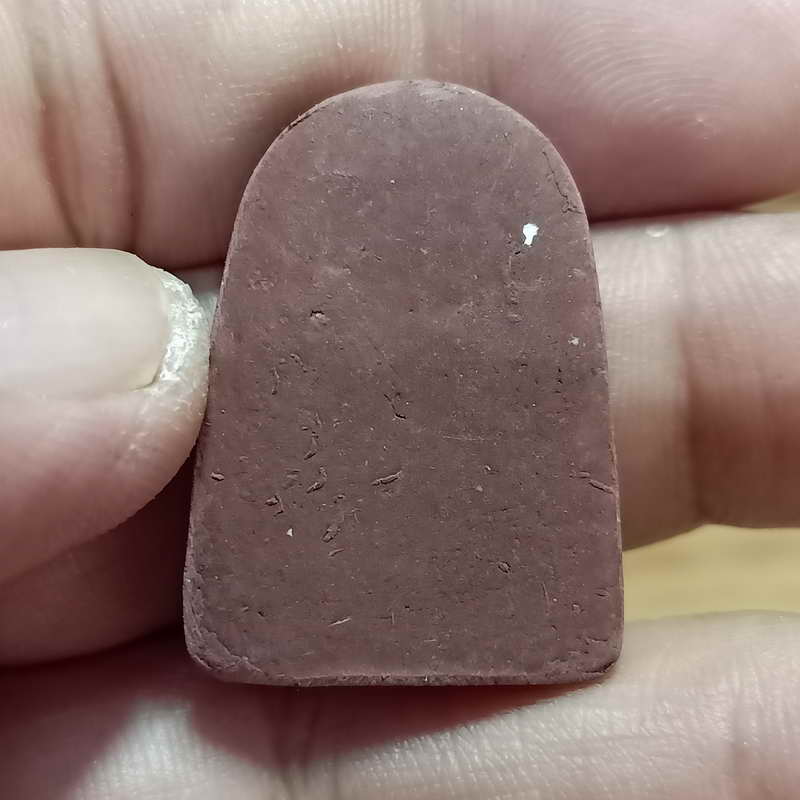 D868 พระผงนั่งซุ้ม เนื้อผง ไม่ทราบที่