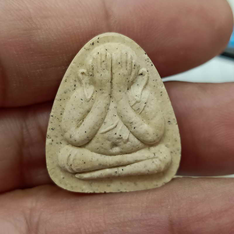 1-345 พระปิดตายอดสุพรรณ วัดบ่อสุพรรณ อ.สองพี่น้อง จ.สุพรรณบุรี เนื้อผง กล่องเดิม