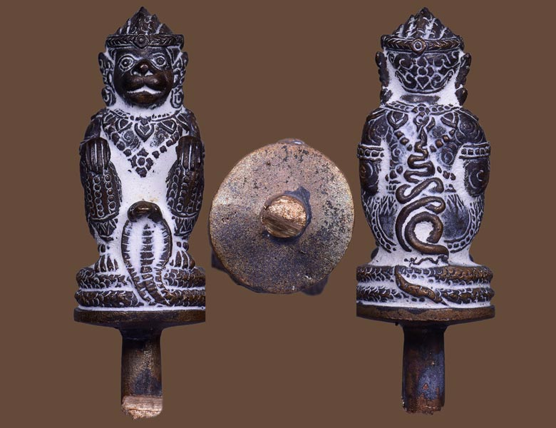 รูปหล่อหนุมานรุ่นแรก เนื้อนวะโลหะ ตัดช่อ จากเลข9  พระอาจารย์นะดี อินทปัญโญ วัดเนินสาธารณ์ อุทัยธานี 