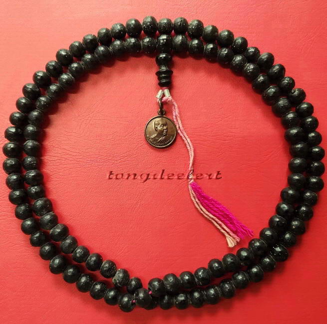 ประคำผงว่านเกสร108 รุ่นแรก หลวงพ่ออุตตมะ วัดวังก์วิเวการาม จ.กาญจนบุรี มีเหรียญห้อยปลายประคำด้วยค่ะ