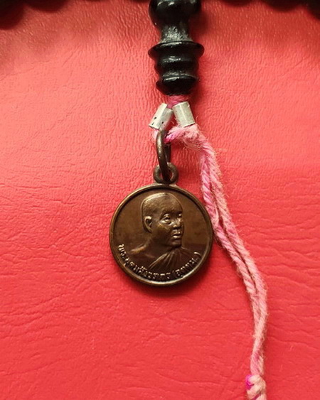ประคำผงว่านเกสร108 รุ่นแรก หลวงพ่ออุตตมะ วัดวังก์วิเวการาม จ.กาญจนบุรี มีเหรียญห้อยปลายประคำด้วยค่ะ