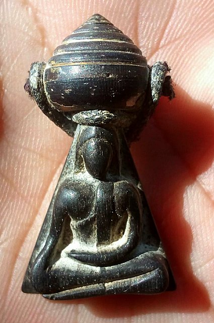 พระสมเด็จ นางพญาไม้งิ้วดำ แกะพิมพ์ทรงปักกลด พุทธศิลป์สวยงาม ดูเข้มขลังสุดๆ หาชมยากครับ