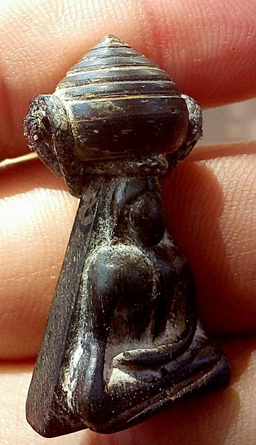 พระสมเด็จ นางพญาไม้งิ้วดำ แกะพิมพ์ทรงปักกลด พุทธศิลป์สวยงาม ดูเข้มขลังสุดๆ หาชมยากครับ