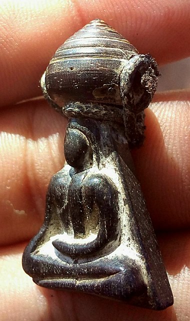 พระสมเด็จ นางพญาไม้งิ้วดำ แกะพิมพ์ทรงปักกลด พุทธศิลป์สวยงาม ดูเข้มขลังสุดๆ หาชมยากครับ