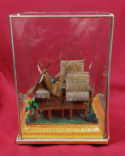 (ปิด149-)บ้านเรือนไทยจำลอง ในตู้ครอบกระจก (ขนาด13.5x18.5นิ้ว)