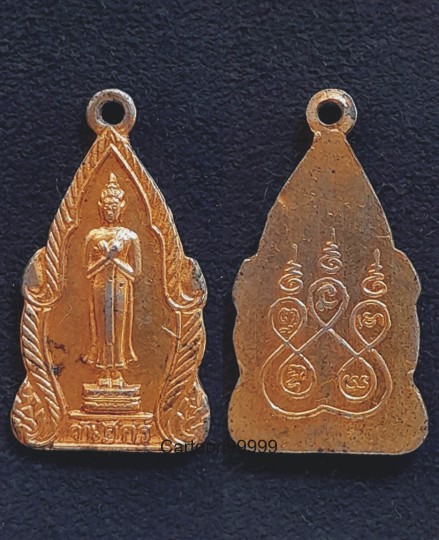 เหรียญกระไหล่ทองพระประจำวันศุกร์ อาจารย์ชุม ปี ๒๕๐๐ ครับ เหรียญสวยครับผม