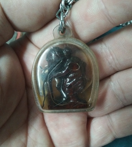 ชูชกไม้แกะ+ ตะกรุดสาริกาคู่+เคลือเขาหลง+โค๊ตหลังนะ