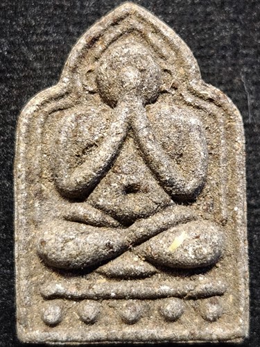 วัดโมลีโลกยาราม (วัดท้ายตลาด) กทม ปิดตาผสมผงกรุเก่า รุ่นบูรณะพระอุโบสถ  2535