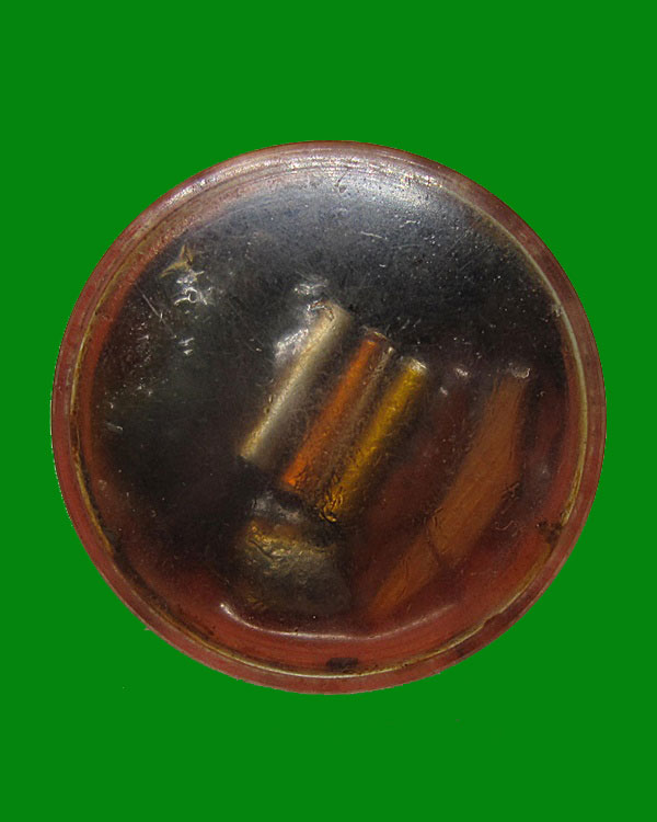 ตลับสีผึ้งเก่า ไม่ทราบสำนักครับ