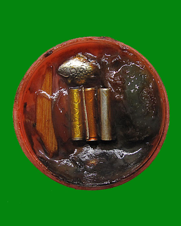 ตลับสีผึ้งเก่า ไม่ทราบสำนักครับ