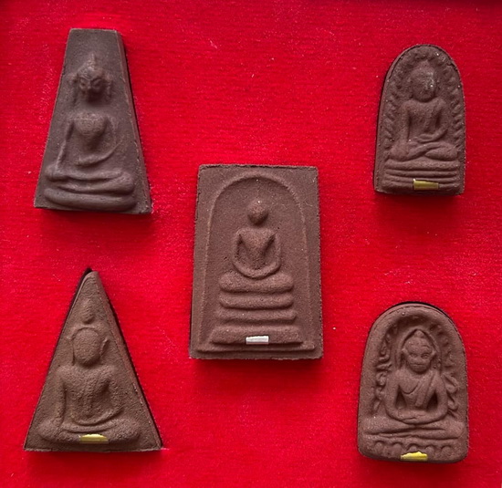 วัตถุมงคล  แร่เหล็กน้ำพี้  ชุดเบญจภาคี 5 องค์ ฝังตะกรุด พร้อมกล่องมีขาตั้งได้