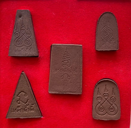 วัตถุมงคล  แร่เหล็กน้ำพี้  ชุดเบญจภาคี 5 องค์ ฝังตะกรุด พร้อมกล่องมีขาตั้งได้