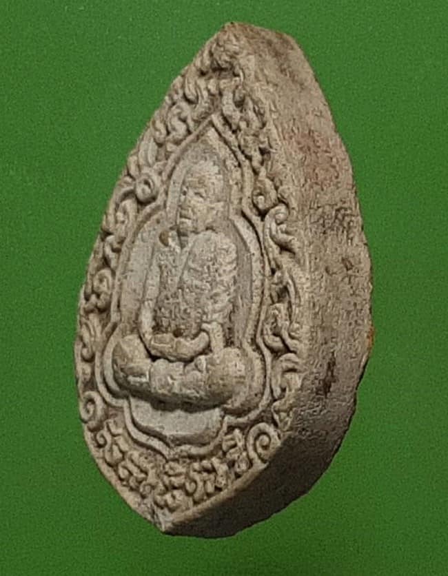 พระผงรูปเหมือน เนื้อสีขาว "สุตาธิการี" หลวงพ่อทองอยู่ วัดใหม่หนองพะอง ปี 2526 