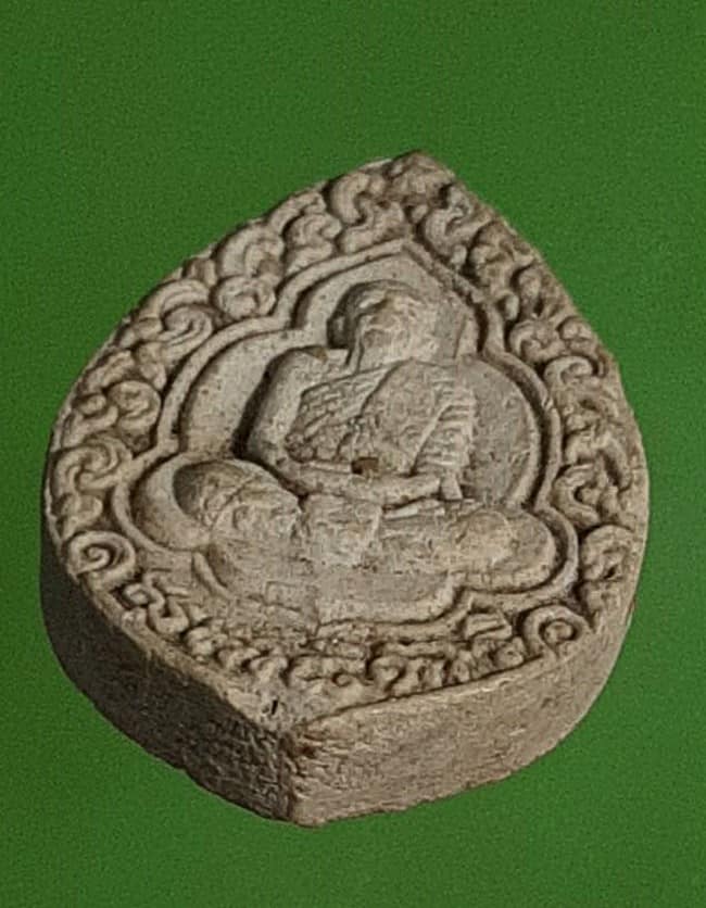 พระผงรูปเหมือน เนื้อสีขาว "สุตาธิการี" หลวงพ่อทองอยู่ วัดใหม่หนองพะอง ปี 2526 