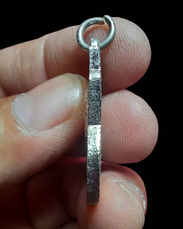 หลวงปู่ทวด วัดช้างให้ รุ่น ร.ศ. 200 พิมพ์เสมาเล็กเนื้ออัลปาก้าขอบหยักนิยม หายาก