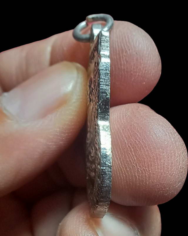 หลวงปู่ทวด วัดช้างให้ รุ่น ร.ศ. 200 พิมพ์เสมาเล็กเนื้ออัลปาก้าขอบหยักนิยม หายาก