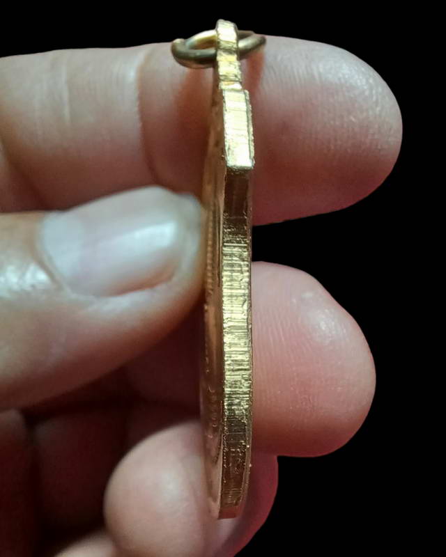 เหรียญเผด็จศึก พระนเรศวรมหาราช หลังภปร วัดดอนเจดีย์ ปี 16 เนื้อกะไหล่ทอง