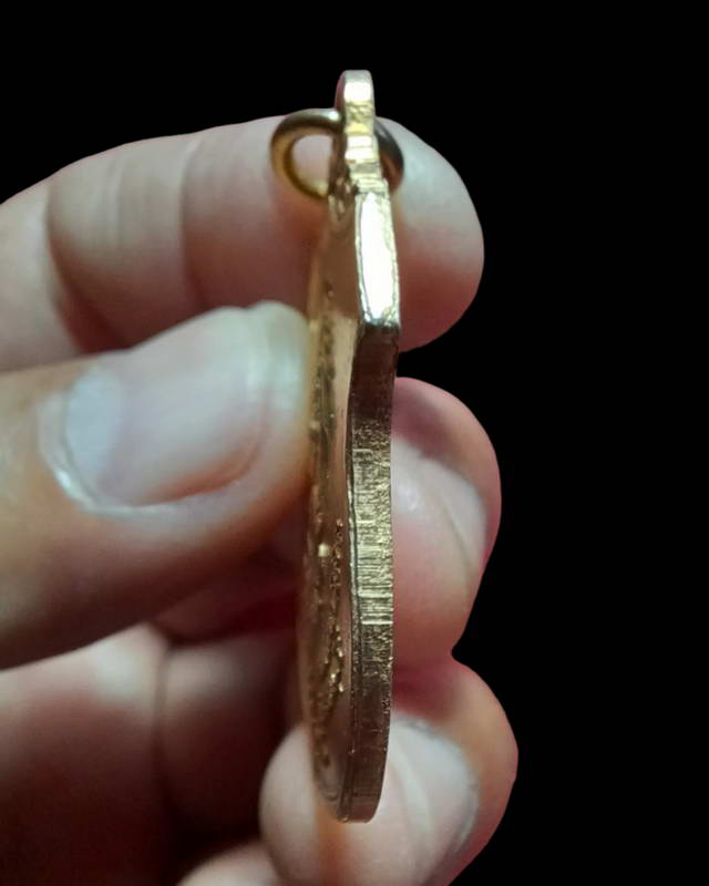 เหรียญเผด็จศึก พระนเรศวรมหาราช หลังภปร วัดดอนเจดีย์ ปี 16 เนื้อกะไหล่ทอง