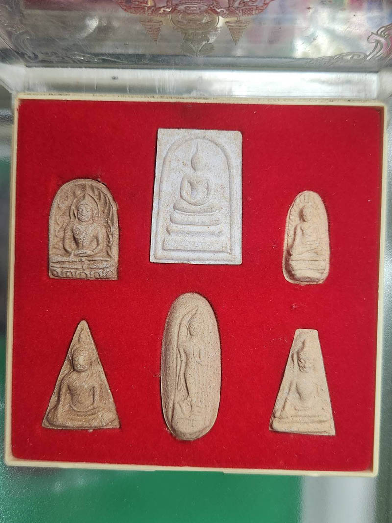 พระชุดเบญจภาคีรุ่นเทอดพระเกียรติ สร้างจากกระเบื้องมุงหลังคาพระอุโบสถ 366 ปี วัดชุมพลนิกายาราม อยธยา