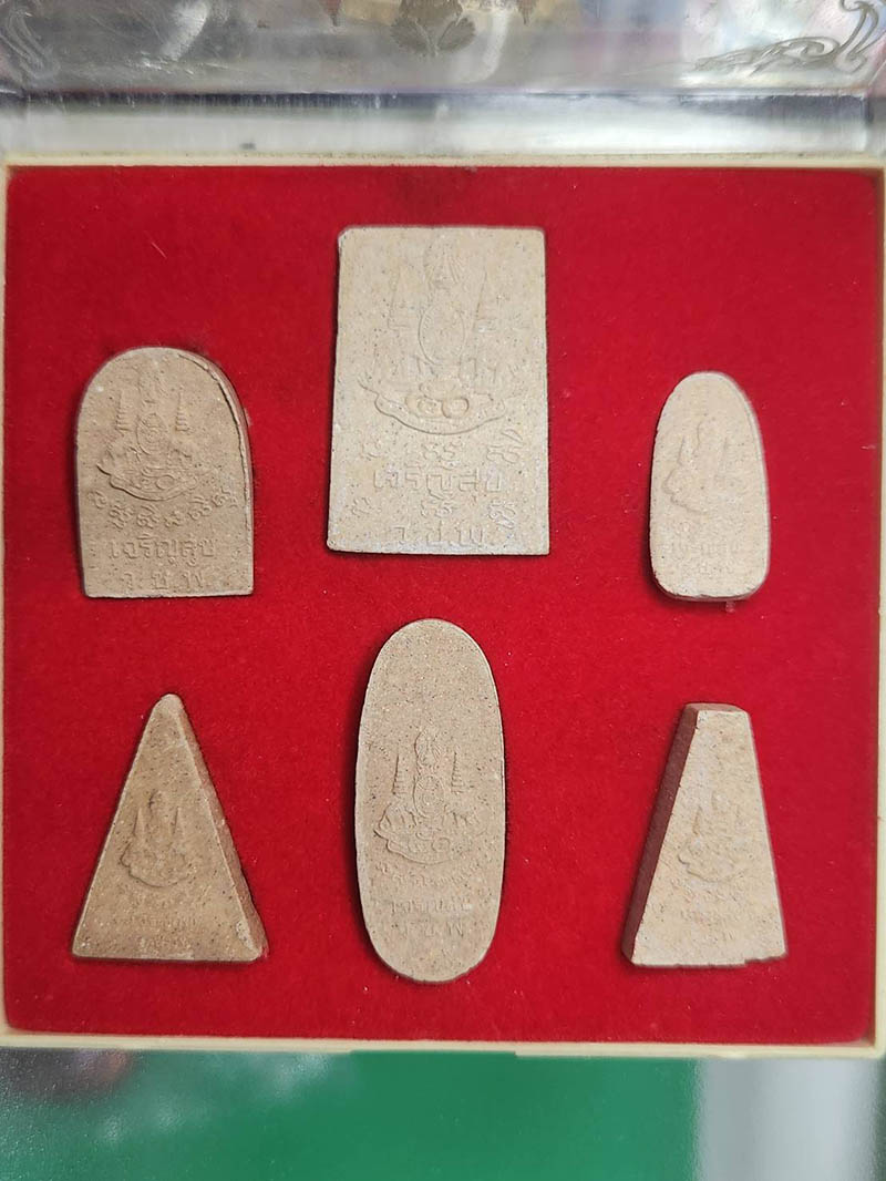 พระชุดเบญจภาคีรุ่นเทอดพระเกียรติ สร้างจากกระเบื้องมุงหลังคาพระอุโบสถ 366 ปี วัดชุมพลนิกายาราม อยธยา