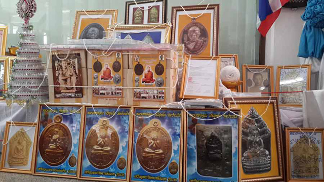เหรียญพระปิดตาหลังแบบ รุ่นแรก หลวงพ่อคูณ ปริสุทโธ วัดบ้านไร่ ๙๑ ปี 2557 เนื้อเหล็กน้ำพี้ พร้อมกล่อง