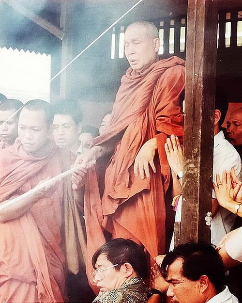 รูปหล่อหลวงพ่ออุตตมะ วัดวังก์วิเวการาม จ.กาญจนบุรี รุ่น 7 รอบ เนื้อนวโลหะ สวยมากค่ะ