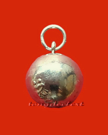 ลูกอม หลวงพ่ออุตตมะ วัดวังก์วิเวการาม จ.กาญจนบุรี กะไหล่เงิน สวยมากค่ะ