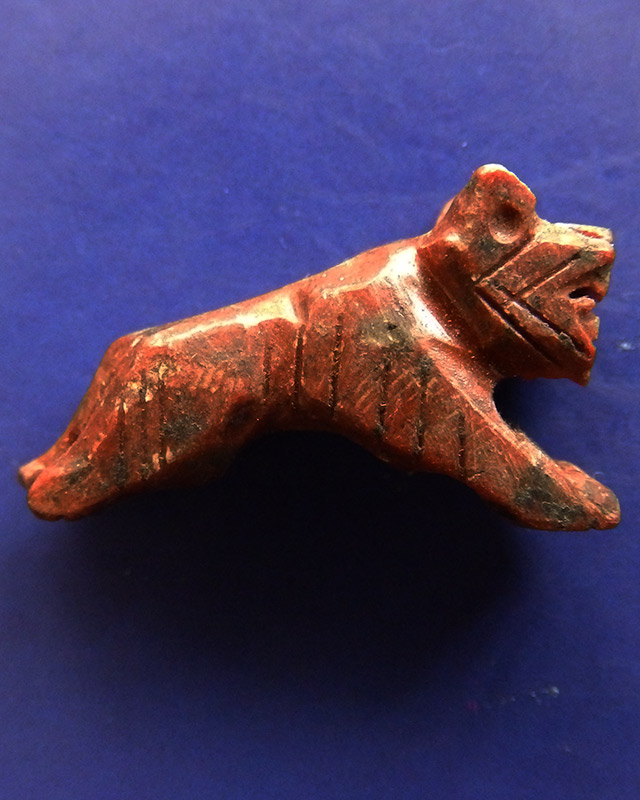 เสือหินแกะ ขนาด 2.5 ซ.ม. ไม่ทราบที่ พระบ้านเก่าเก็บหลายสิบปี