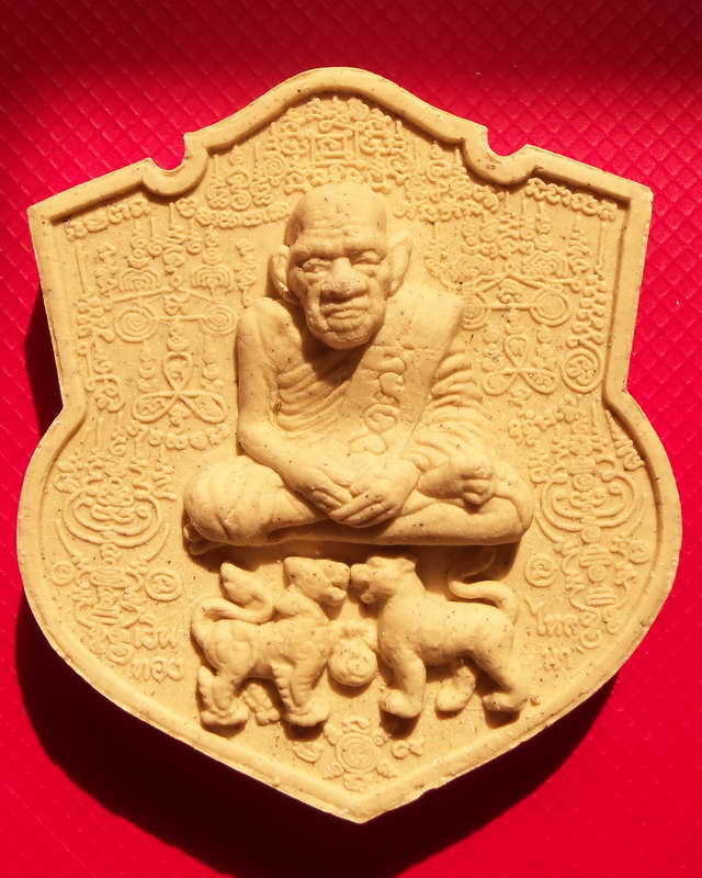 พระผงของขวัญเจริญลาภอายุยืนหลวงปู่เปลื้อง วัดลาดยาว นครสวรรค์ ปี๒๕๔๗