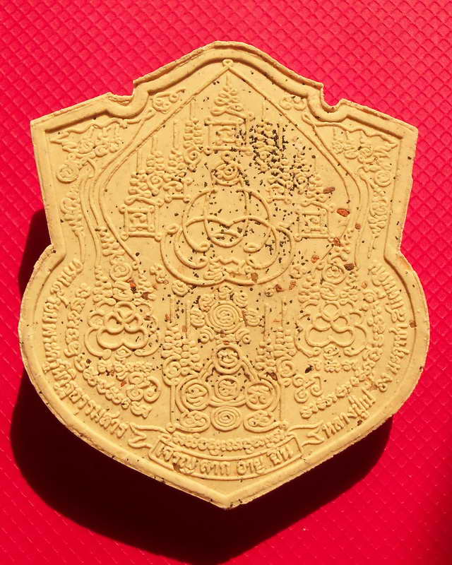 พระผงของขวัญเจริญลาภอายุยืนหลวงปู่เปลื้อง วัดลาดยาว นครสวรรค์ ปี๒๕๔๗