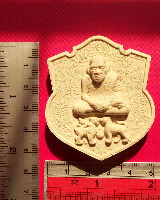 พระผงของขวัญเจริญลาภอายุยืนหลวงปู่เปลื้อง วัดลาดยาว นครสวรรค์ ปี๒๕๔๗