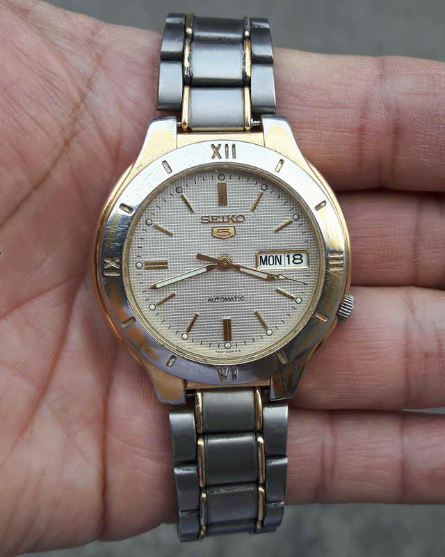 นาฬิกาข้อมือSEIKO AUTOMATIC หน้าปัทกว้าง3.8ซม สายยาว 19.2 ซม(เคาะเดียวแดง)