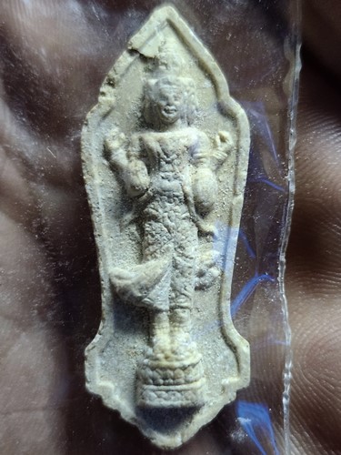 พระตรีมูรติหลังลายเซ็น ว ฟ้ารุ่งสุวรรณ พระเนื้อผง 