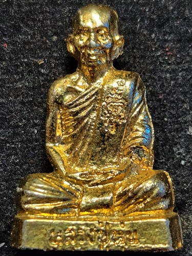 วัดนวลจันทร์ กทม. รูปหล่อหลวงปู่หุ่น  อุดกริ่ง