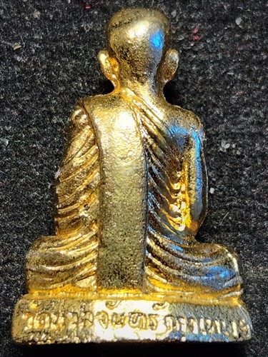 วัดนวลจันทร์ กทม. รูปหล่อหลวงปู่หุ่น  อุดกริ่ง