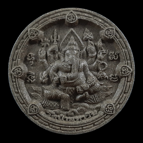 พระพิฆเนศเนื้อผง ครูบากฤษณะ วัดป่ามหาวัน จ.นครราชสีมา ฝังแร่ด้านหลัง 