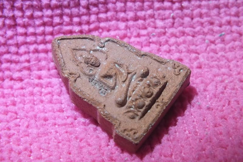 พระผงมหาเสน่ห์ พิมพ์พระประทานพร หลวงพ่อสนิท วัดลำบัวลอย