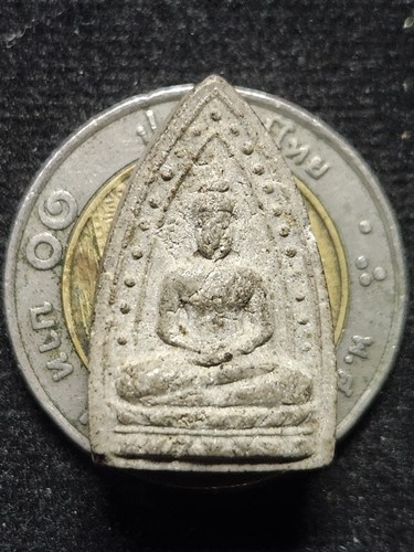 วัดป่าฯ ชลบุรี พระพุทโธข้างเม็ด หลวงปู่เฮี้ยง หลังยันต์ เนื้อผง ปี 2499