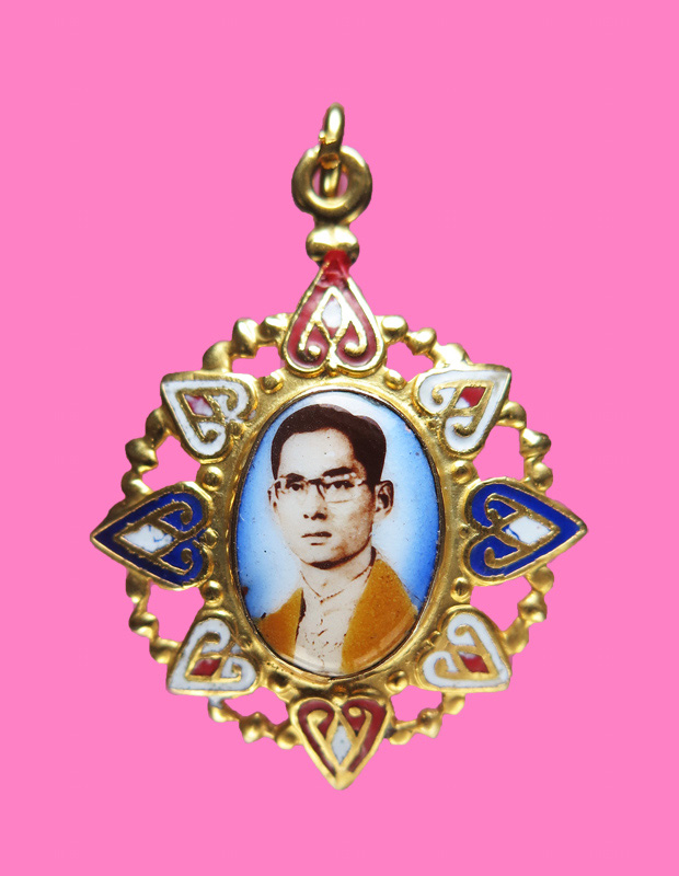 ล็อคเก็ตในหลวง ร.9 หลังลายเซ็นต์ หลวงปู่ทิมปลุกเสก ออกวัดไผ่ล้อม ปี13