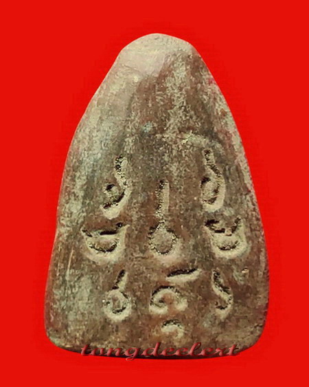 พระสรรค์นั่งพิมพ์สะดุ้งกลับหลังยันต์ เนื้อดิน หลวงพ่อกวย วัดโฆสิตาราม จ.ชัยนาท สวยมากค่ะ