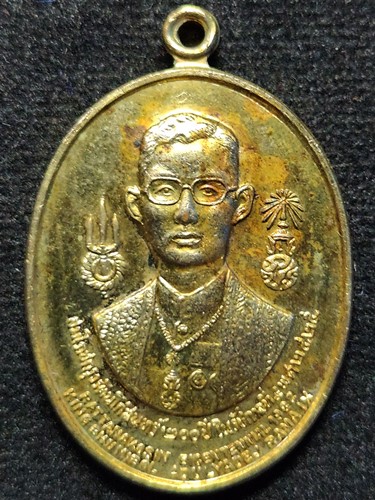 เหรียญในหลวงรัชกาลที่ 9 หลังพระมหากษัตริย์ 8 รัชกาล รุ่นสมโภชกรุงรัตนโกสินทร์ 200 ปี จ.กรุงเทพฯ ปี 2