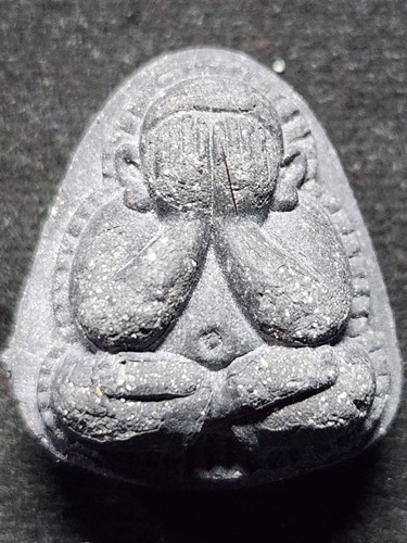 วัดเนินตามาก ชลบุรี พระปิดตาปุ้มปุ้ย รุ่นเสาร์ 5 มหามงคล หลวงปู่ม่น  ปี35 เนื้อว่านใบลานผสมผงพลายกุม