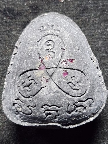 วัดเนินตามาก ชลบุรี พระปิดตาปุ้มปุ้ย รุ่นเสาร์ 5 มหามงคล หลวงปู่ม่น  ปี35 เนื้อว่านใบลานผสมผงพลายกุม