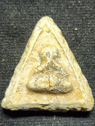 พระปิดตาพิมพ์สามเหลี่ยม