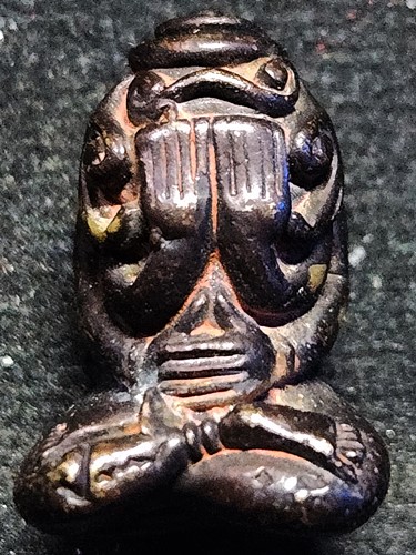 พระปิดตายันต์ยุ่ง  มีโค้ดลายเซ็นที่แข้ง