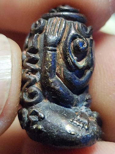 พระปิดตายันต์ยุ่ง  มีโค้ดลายเซ็นที่แข้ง