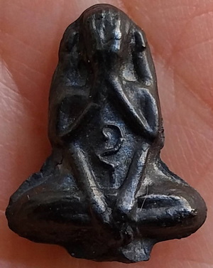 *พระปิดตาลอยองค์ พิมพ์จิ๋ว ท้องอุ-หลังมะ เนื้อเมฆพัตร หลวงพ่อดิ่ง วัดบางวัว ฉะเชิงเทรา*